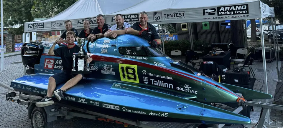 Stefan Arand F-1 ringrajapaadiga koos meeskonnaga